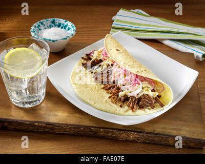 Asiatische geschmortes Rindfleisch Taco mit Sesam Krautsalat und Silberzwiebeln Stockfoto