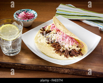 Asiatische geschmortes Rindfleisch Taco mit Sesam Krautsalat und Silberzwiebeln Stockfoto