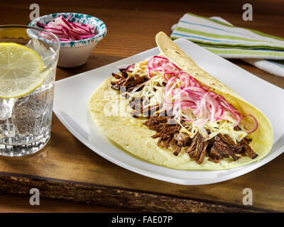 Asiatische geschmortes Rindfleisch Taco mit Sesam Krautsalat und Silberzwiebeln Stockfoto