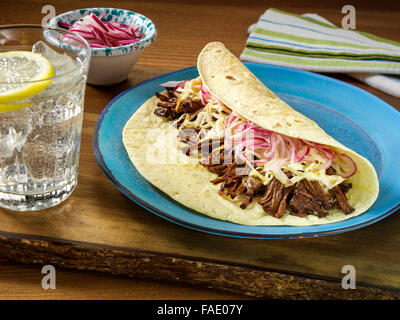 Asiatische geschmortes Rindfleisch Taco mit Sesam Krautsalat und Silberzwiebeln Stockfoto