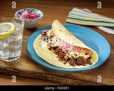 Asiatische geschmortes Rindfleisch Taco mit Sesam Krautsalat und Silberzwiebeln Stockfoto