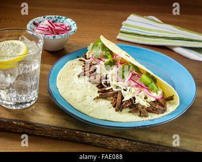 Asiatische geschmortes Rindfleisch Taco mit Sesam Krautsalat und Silberzwiebeln Stockfoto