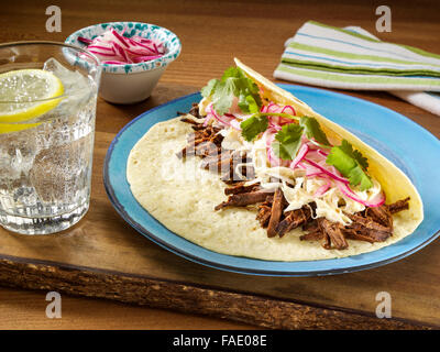 Asiatische geschmortes Rindfleisch Taco mit Sesam Krautsalat und Silberzwiebeln Stockfoto