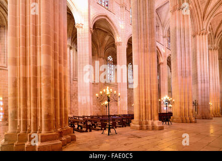 Portugal: Kirchenschiff und gotische Säulen von der Klosterkirche Santa Maria da Vitoria in Batalha Stockfoto