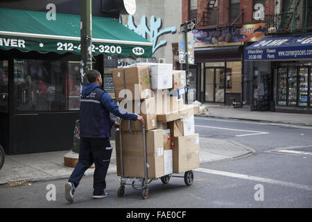 FedEx-Fahrer liefert Pakete während der Hauptsaison Weihnachten in Manhattan auf der Lower East Side. Stockfoto