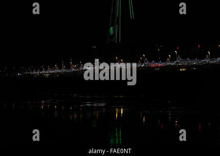 Schrägen Strand Nachtansicht mit Reflexionen, Bling Illuminationen, grünen Herzen Blackpool Tower, zentralen Promenade Blackpool Stockfoto