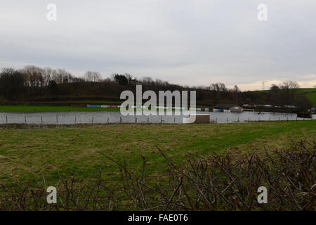 Lancaster, UK. 28. Dezember 2015. Slyne mit Hest FC unter Wasser nach Überschwemmungen in North West Lancashire am 28. Dezember 2015 Credit: Martin Bateman/Alamy Live News Stockfoto