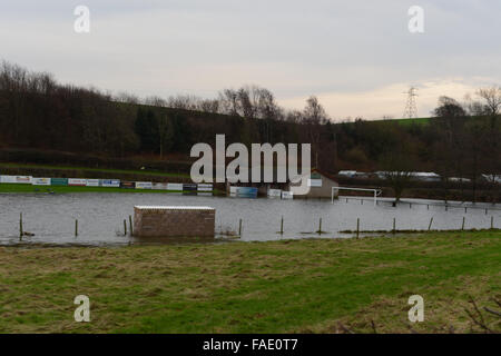 Lancaster, UK. 28. Dezember 2015. Slyne mit Hest FC unter Wasser nach Überschwemmungen in North West Lancashire am 28. Dezember 2015 Credit: Martin Bateman/Alamy Live News Stockfoto