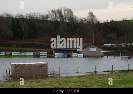 Lancaster, UK. 28. Dezember 2015. Slyne mit Hest FC unter Wasser nach Überschwemmungen in North West Lancashire am 28. Dezember 2015 Credit: Martin Bateman/Alamy Live News Stockfoto