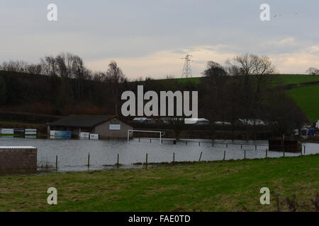 Lancaster, UK. 28. Dezember 2015. Slyne mit Hest FC unter Wasser nach Überschwemmungen in North West Lancashire am 28. Dezember 2015 Credit: Martin Bateman/Alamy Live News Stockfoto