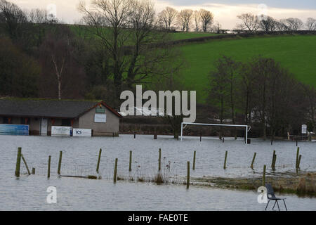 Lancaster, UK. 28. Dezember 2015. Slyne mit Hest FC unter Wasser nach Überschwemmungen in North West Lancashire am 28. Dezember 2015 Credit: Martin Bateman/Alamy Live News Stockfoto