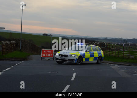 Lancaster, UK. 28. Dezember 2015. Polizeifahrzeug errichtet geschlossen Straßenschild nach Überschwemmungen in North West Lancashire am 28. Dezember 2015 Credit: Martin Bateman/Alamy Live News Stockfoto