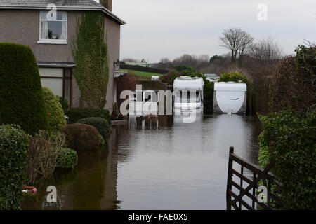 Lancaster, UK. 28. Dezember 2015. Croftlands Caravan Park und Haus überschwemmt nach Überschwemmungen in North West Lancashire am 28. Dezember 2015 Credit: Martin Bateman/Alamy Live News Stockfoto