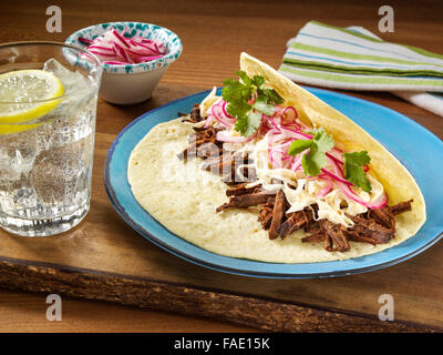 Asiatische geschmortes Rindfleisch Taco mit Sesam Krautsalat und Silberzwiebeln Stockfoto