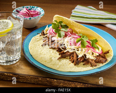 Asiatische geschmortes Rindfleisch Taco mit Sesam Krautsalat und Silberzwiebeln Stockfoto