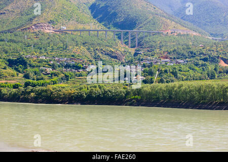 Jinsha Jiang Fluss, Jangtse-Fluss, Straße zwischen Lijiang & Tacheng, Jade Dragon Snow Mountain, Naxi & Liisu Dörfer, Yunnan, VR China, China Stockfoto