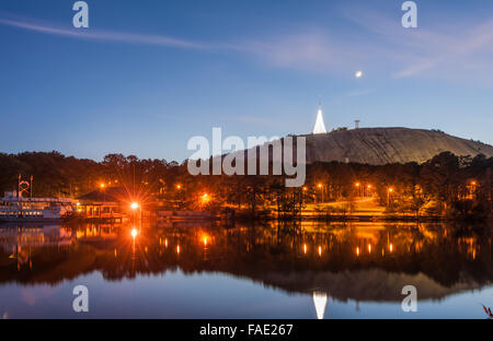 Leuchtet, reflektiert in einem noch See im Stone Mountain Park in Atlanta, Georgia, USA. Stockfoto
