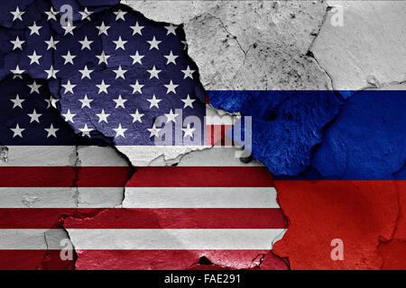 Flaggen der USA und Russlands auf rissige Wand gemalt Stockfoto