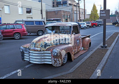 Eine überholte Chevrolet1950 Abholung bekannt als Low Rider, auf den Straßen von Bend, Oregon Stockfoto