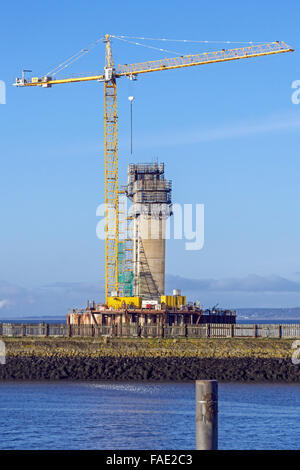 Fortschritte Gebäude Queensferry Crossing Straßenbrücke aus Süden, North Queensferry in Schottland zeigt Unterstützung Mittelsäule Stockfoto