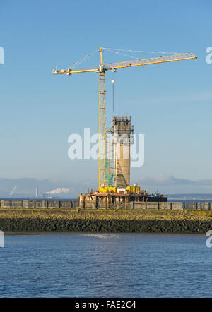 Fortschritte, die Gebäude der Queensferry Crossing Straßenbrücke aus Süden North Queensferry in Zentral-Schottland mit Stütze Stockfoto