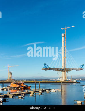 Fortschritte Gebäude Queensferry Crossing Straßenbrücke aus Süden North Queensferry Zentralschottland mit südlichen Brückenturm Stockfoto