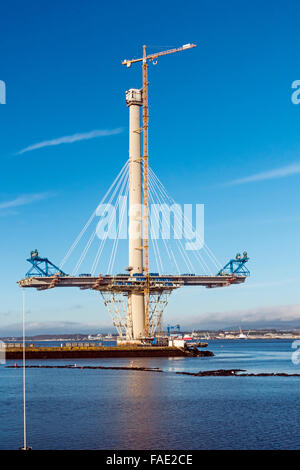 Fortschritte Gebäude Queensferry Crossing Straßenbrücke aus Süden North Queensferry Zentralschottland mit südlichen Brückenturm Stockfoto