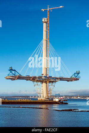 Fortschritte Gebäude Queensferry Crossing Straßenbrücke aus Süden North Queensferry Zentralschottland mit südlichen Brückenturm Stockfoto