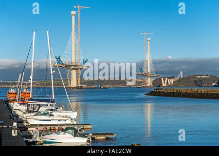 Fortschritte Gebäude Queensferry Crossing Straßenbrücke aus Süden North Queensferry in Schottland nördlichen Mittelteil. Stockfoto