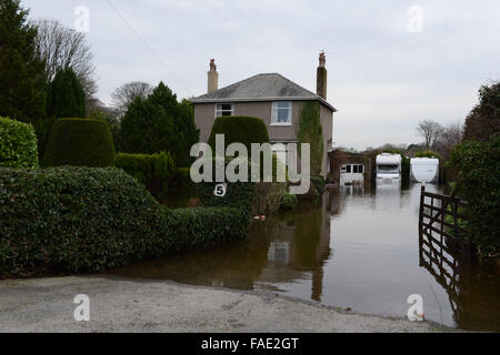 Lancaster, UK. 28. Dezember 2015. Croftlands Caravan Park und Haus überschwemmt nach Überschwemmungen in North West Lancashire am 28. Dezember 2015 Credit: Martin Bateman/Alamy Live News Stockfoto