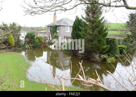 Lancaster, UK. 28. Dezember 2015. Croftlands Caravan Park und Haus überschwemmt nach Überschwemmungen in North West Lancashire am 28. Dezember 2015 Credit: Martin Bateman/Alamy Live News Stockfoto