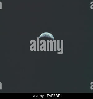 Das Fotoarchiv Apollo 12 enthält unbearbeitete Bilder von den Astronauten Charles Conrad, Richard Gordon und Alan Bean. Die Mission, der sechste bemannte Raumflug des Apollo-Programms, landete erfolgreich auf dem Mondmeer der Stürme. Die Sammlung umfasst Bilder der Mondoberfläche, des Mondmoduls und der Crew-Aktivitäten während der außerfahrzeugspezifischen Aktivität (EVA). Stockfoto