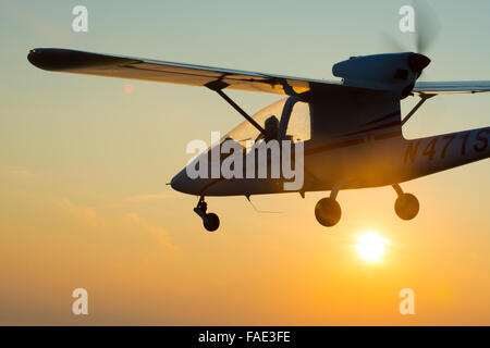 Flugzeug fliegen bei Sonnenuntergang in Maryland Stockfoto