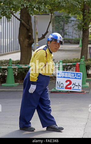 Weibliche Straße Verkehr Sicherheits-Schaltgerät in Tokio Stockfoto