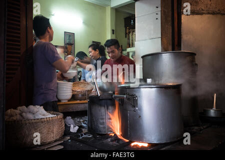 Personal bereitet Schüsseln mit Pho Bo (Rindfleisch Nudelsuppe) an die legendären Pho Gia Truyen bei 49 Bat Dan in Hanois Altstadt. Stockfoto