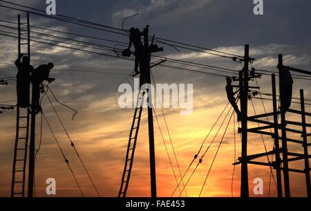 Allahabad, Uttar Pradesh, Indien. 28. Dezember 2015. Indien, Uttar Allahabad: Indische Arbeiter einstellen Stromkabel richten Sie vorübergehend an den Ufern des Flusses Ganges in Vorbereitung auf die Hindu religiösen Jahrmarkt von Magh Mela in Allahabad am 28. Dezember 2015. Die Magh Mela findet jedes Jahr an den Ufern des Triveni Sangam - Zusammenfluss der drei großen Flüsse Ganges, Yamuna und die mystischen Saraswati im hinduistischen Monat Magh entspricht bis Mitte Januar - Mitte Februar © Prabhat Kumar Verma/ZUMA Draht/Alamy Live News Stockfoto