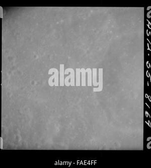 Das unberührte Fotoarchiv Apollo 12 präsentiert eine vollständige und unbearbeitete Sammlung der Apollo 12-Mission, der sechsten bemannten Mission des Apollo-Programms der NASA. Es zeigt die wichtigsten Momente der Mission, einschließlich Mondlandung, Mondwanderungen und Spritzwasser. Die Astronauten Charles Conrad, Richard Gordon und Alan Bean machten bemerkenswerte Bilder des Ozeans der Stürme auf der Mondoberfläche. Stockfoto