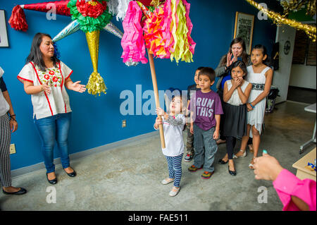 Mexikanische Familie spielen mit der Hand gemacht Pi – ata Stockfoto