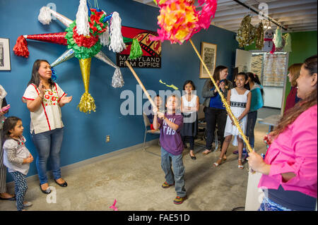 Mexikanische Familie spielen mit der Hand gemacht pinata Stockfoto