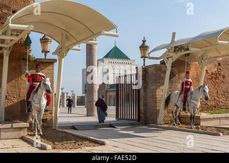 Königliche Garde im Eintrag des Mausoleums des Mausoleum von Mohammed V Könige, Hassan II. und Prinz Mulay Abdallah. Rabat, Marokko. Stockfoto