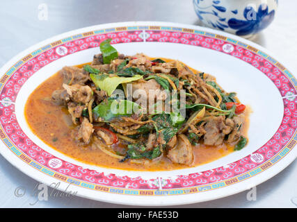 Rühren Sie gebratenes Wildschwein mit rotem Curry Stockfoto