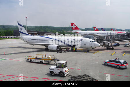 Boeing 737-858, Registrierung 4 X-EKC, der die israelische Fluggesellschaft El Al am Flughafen Zürich, Schweiz, wird bewacht von einem Polizeiauto. Stockfoto