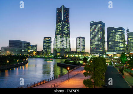 Skyline des Hauptgeschäft Bezirk von Yokohama, Minato Mirai 21, in der Dämmerung. Stockfoto