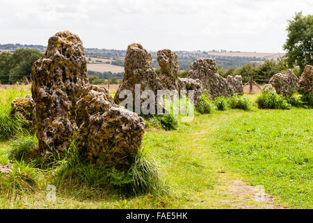 England, Oxfordshire, der Rollright Stones. Eine späte Jungsteinzeit, Bronzezeit, feierliche Stone Circle, genannt "King's Men". Tagsüber, Sommer, blauer Himmel. Stockfoto