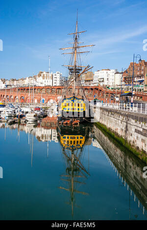 Stern Blick auf die Grand Turk, replica Dreimaster Mann-von-Krieg Segelschiff in Ramsgate Hafen. Marina gefüllt mit kleinen Booten. Blue Sky. Stockfoto