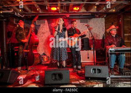 Country-Western Band live auf der Bühne. Stockfoto