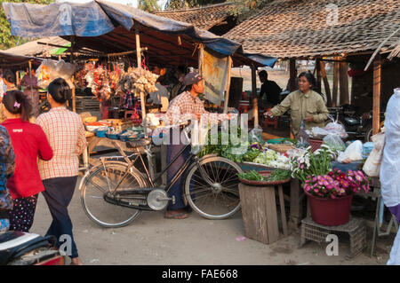 Burmesische Mann mit einem Fahrrad kaufen Gemüse auf einem Straßenmarkt in den frühen Morgenstunden. Shwe Kyet noch, Mandalay Region, Myanmar. Stockfoto