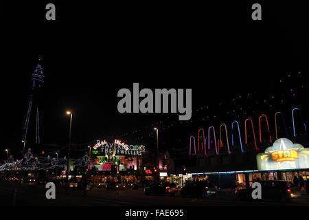 Nacht schrägen Star Anziehungskraft auf Coral Island Arcade zentralen Promenade Blick und Blauer Turm, Blackpool Illuminations, UK Stockfoto