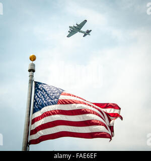 Flugzeuge fliegen über die amerikanische Flagge Stockfoto