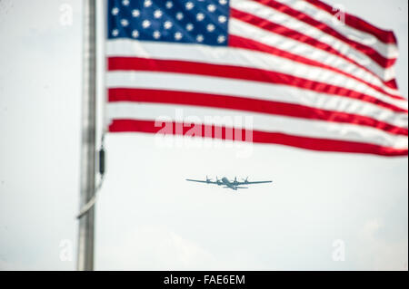 Flugzeuge fliegen über die amerikanische Flagge Stockfoto